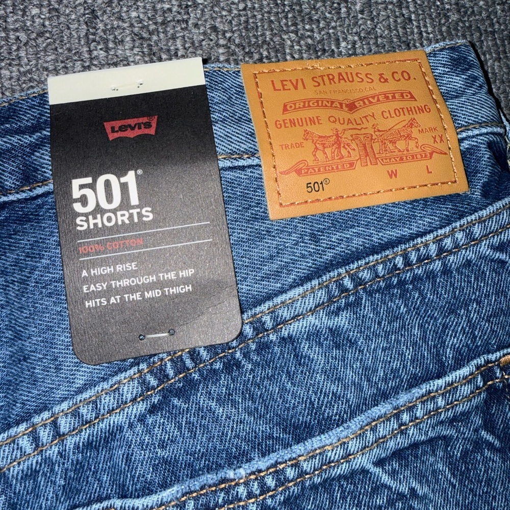NWT Levi’s Denim Mid Thigh Shorts - Picture 5 of 5